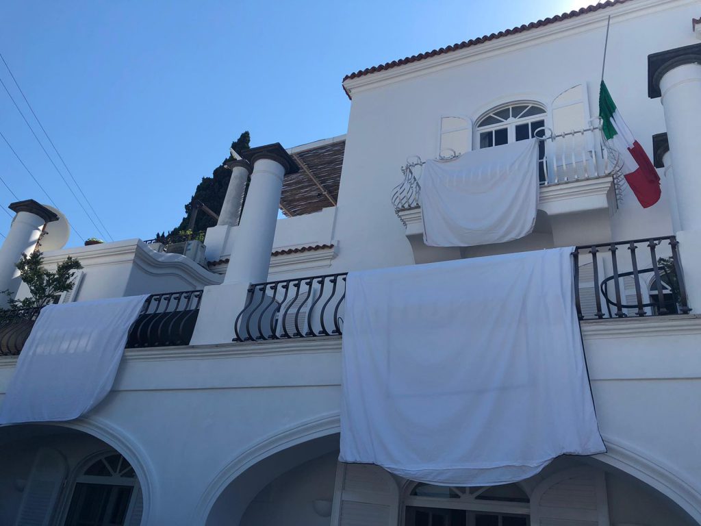 Lenzuola bianche anche ai balconi di Capri per ricordare la strage ...