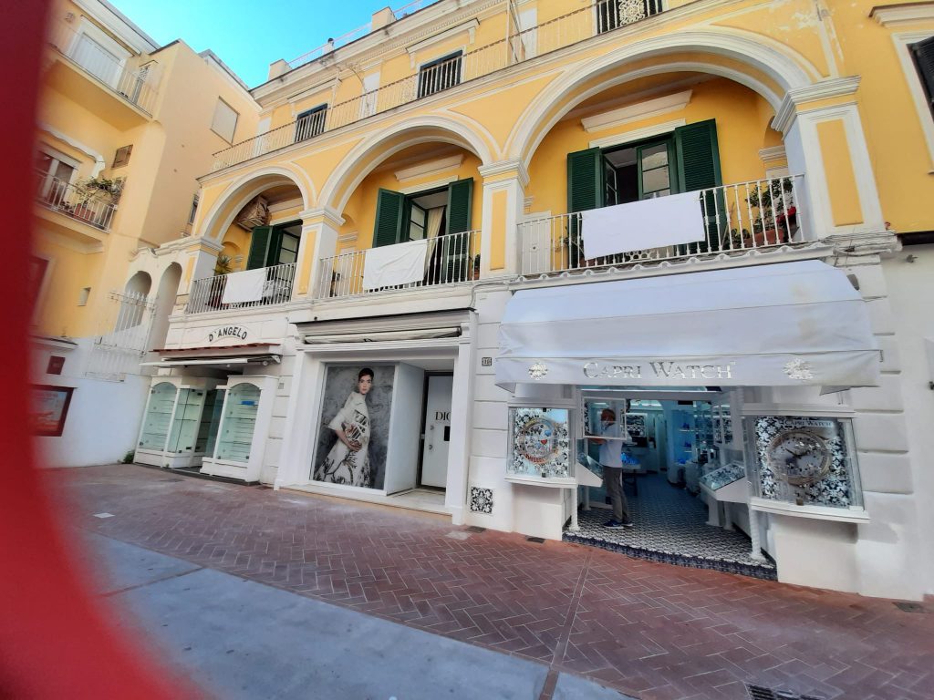 Lenzuola bianche anche ai balconi di Capri per ricordare la strage ...