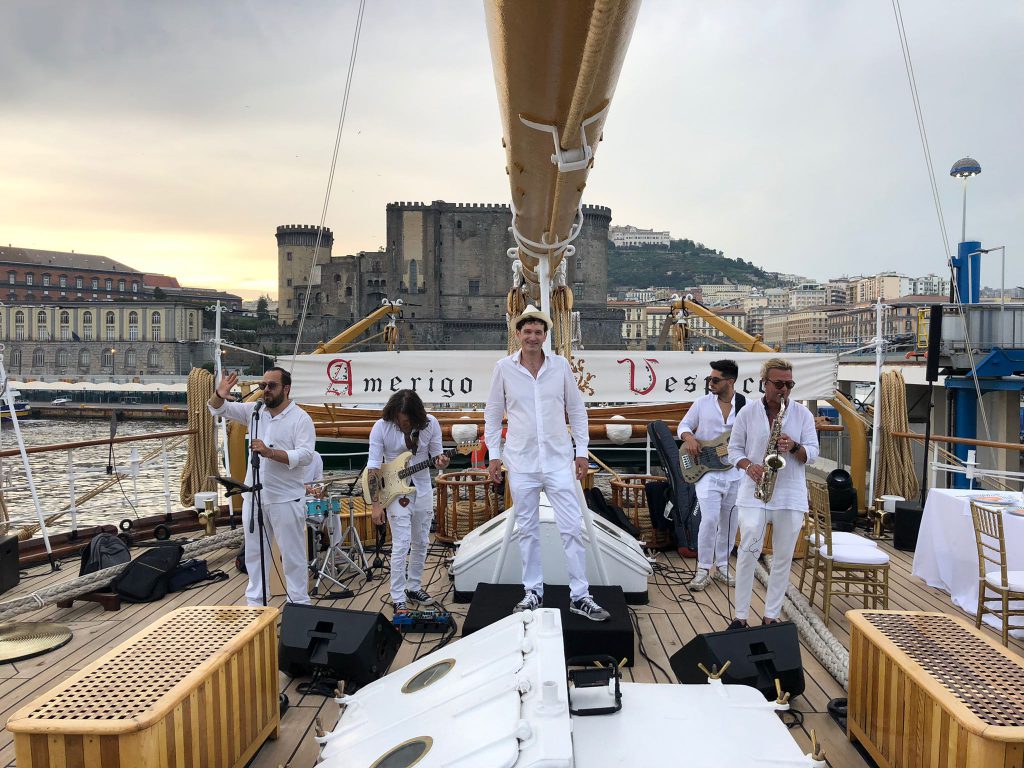 La mitica nave Amerigo Vespucci accoglie a Napoli l'Anema e Core band di  Capri per un esclusivo evento Bulgari | Capri News